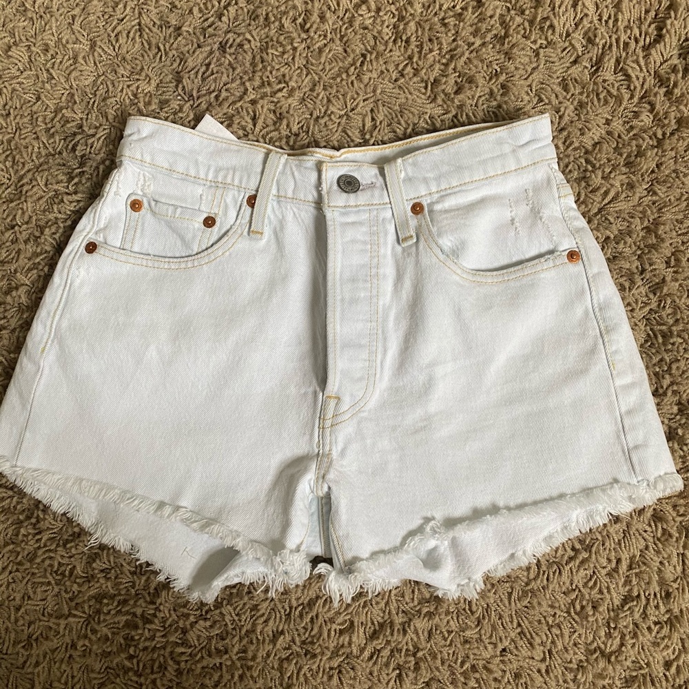 Light Wash Levi’s 501 shorts